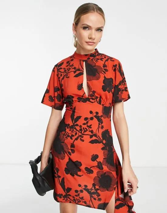 keyhole short sleeve mini dress in red floral