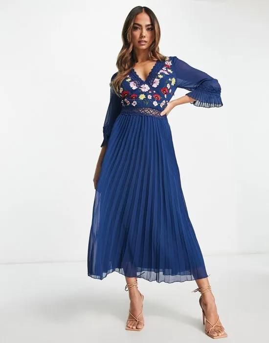 lace insert pleated midi dress with embroidery in navy