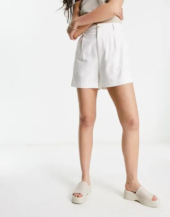 linen look shorts in white
