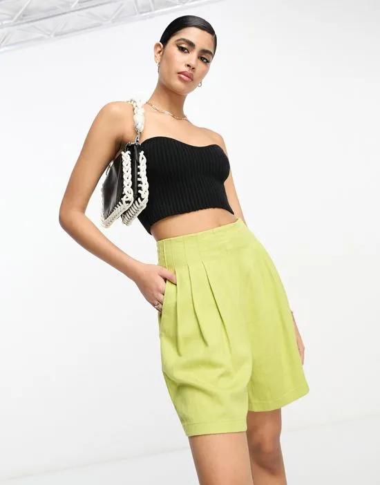 linen seamed waist short in palm green