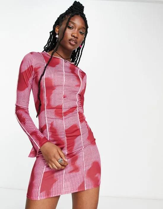 long sleeve body-conscious dress in pink print