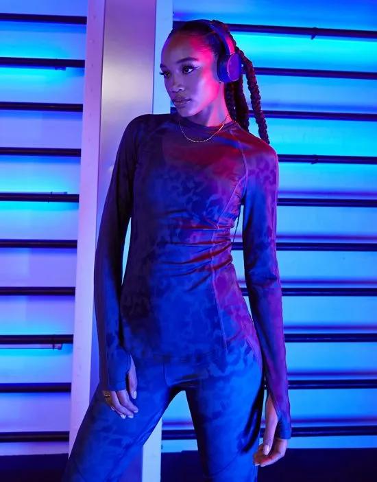 long sleeve run top in graduated leopard