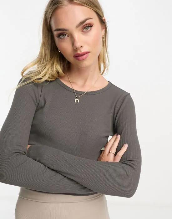 long sleeved ribbed t-shirt in charcoal gray