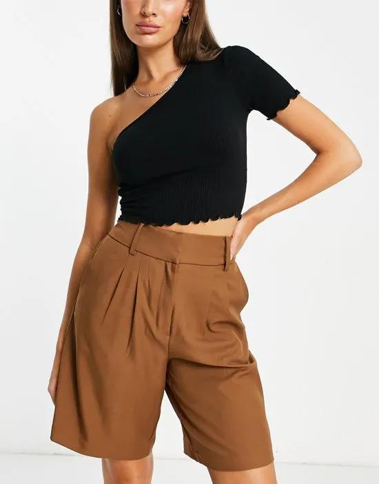 longline city shorts in brown