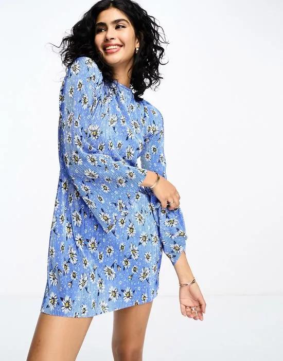 mini plisse dress with flared sleeve in blue ditsy