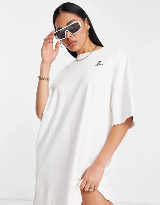 Nike  Essentials T-shirt dress in white