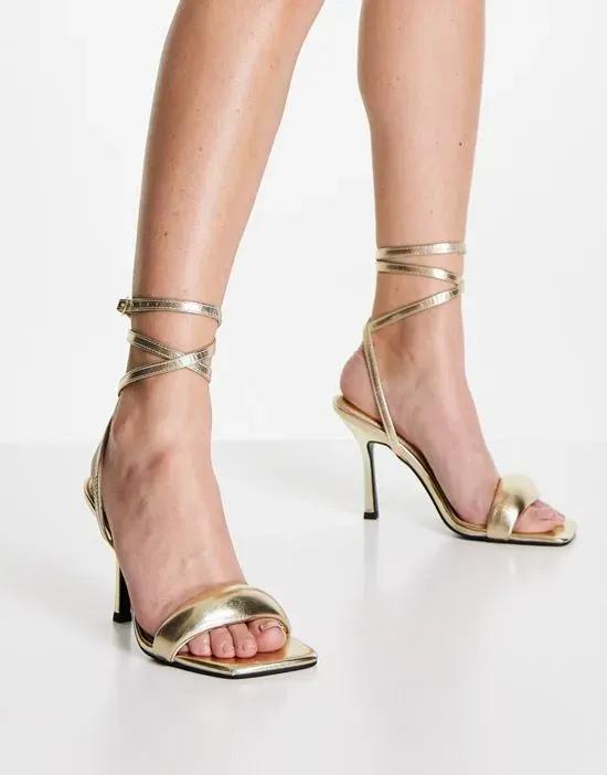 Noise padded heeled sandals in gold