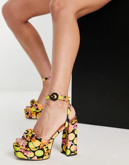 Note knotted platform heeled sandals in fruit print