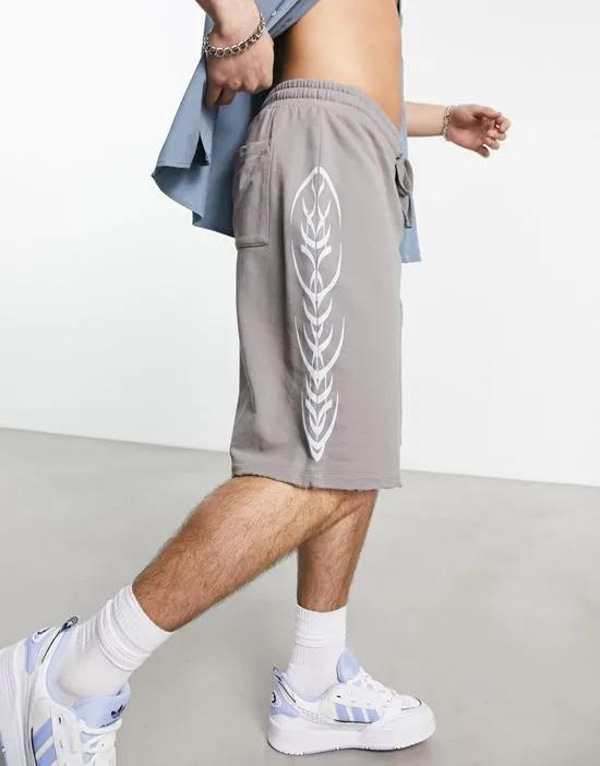 oversized basketball shorts in gray with side print and nibbling