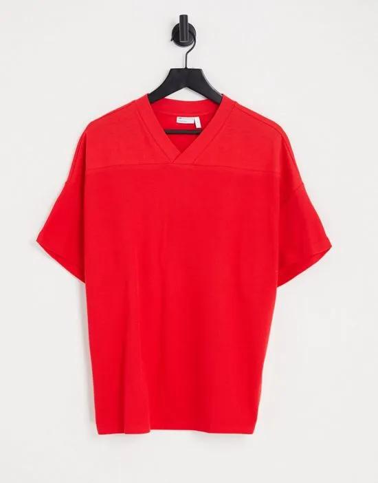 oversized cut and sew T-shirt with v neck in red