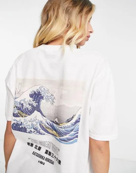oversized graphic t-shirt with the great wave by hokusai license in white