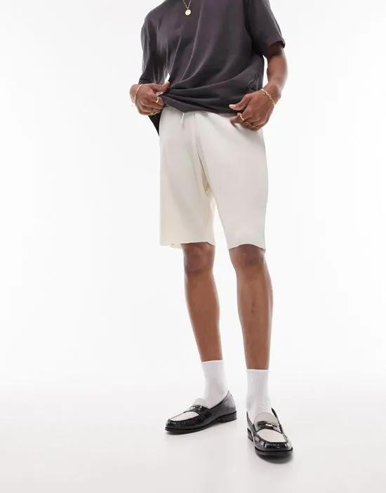 oversized plisse shorts in ecru