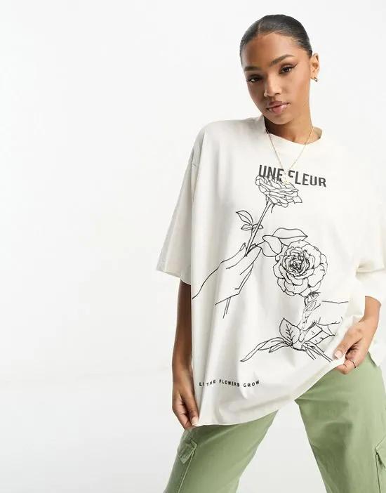 oversized T-shirt in une fleur graphic in cream