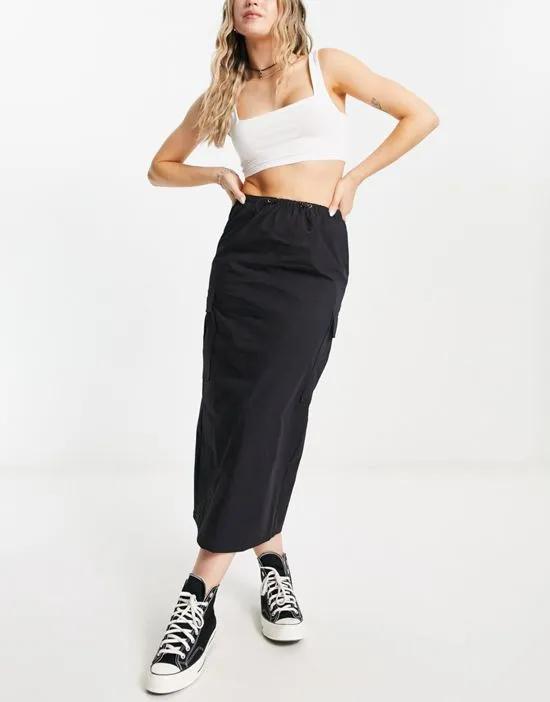 parachute cargo midaxi skirt in black with toggle detail