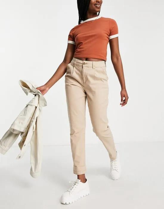 pleated chino in beige