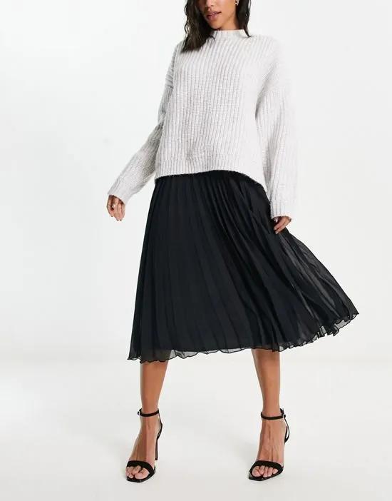 pleated midi skirt in black