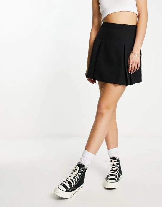 pleated mini skirt in black