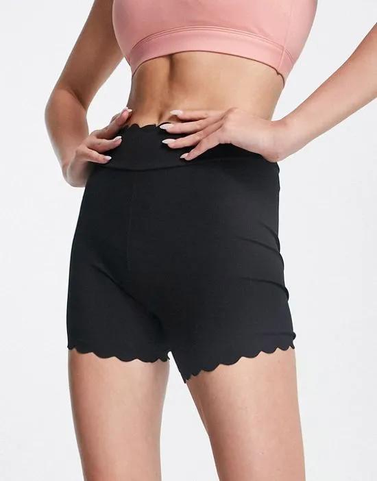 polyester scallop edge legging shorts in black