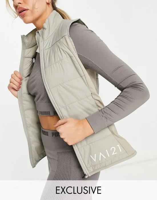 puffer vest in taupe