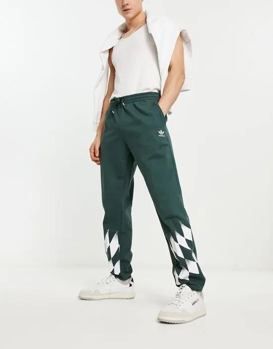 Rekive sweatpants in dark green and white