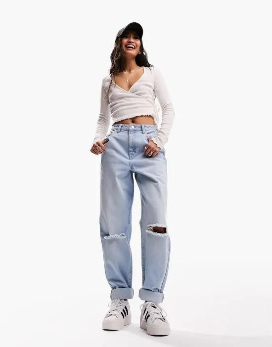 relaxed mom jeans in light blue with knee rips