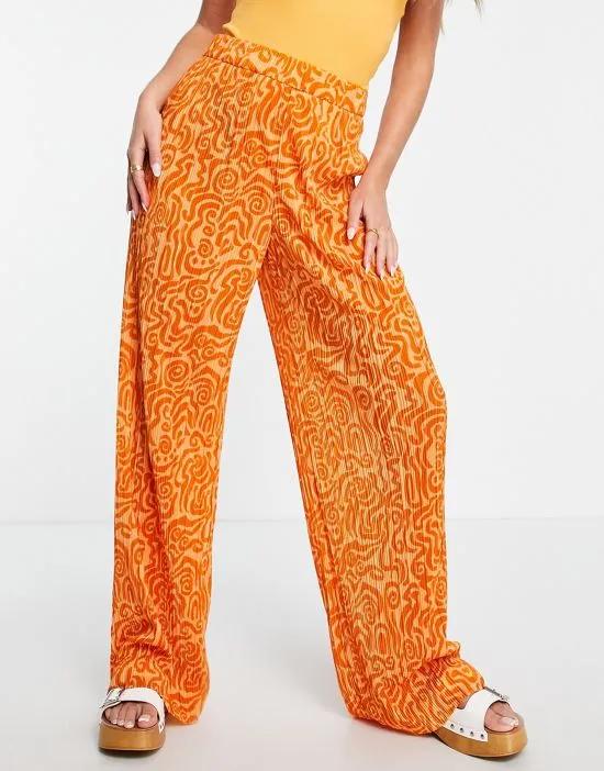 relaxed pants in swirl print plisse