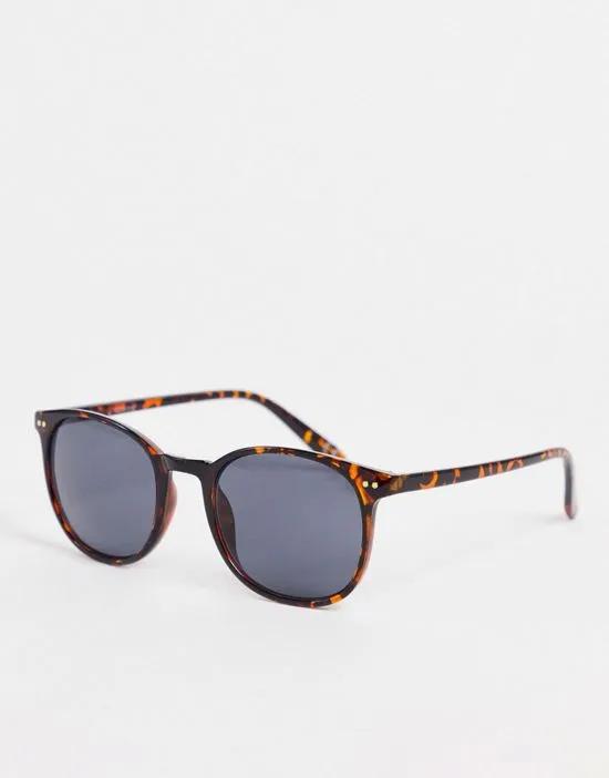 retro round sunglasses with smoke lens in tortoiseshell