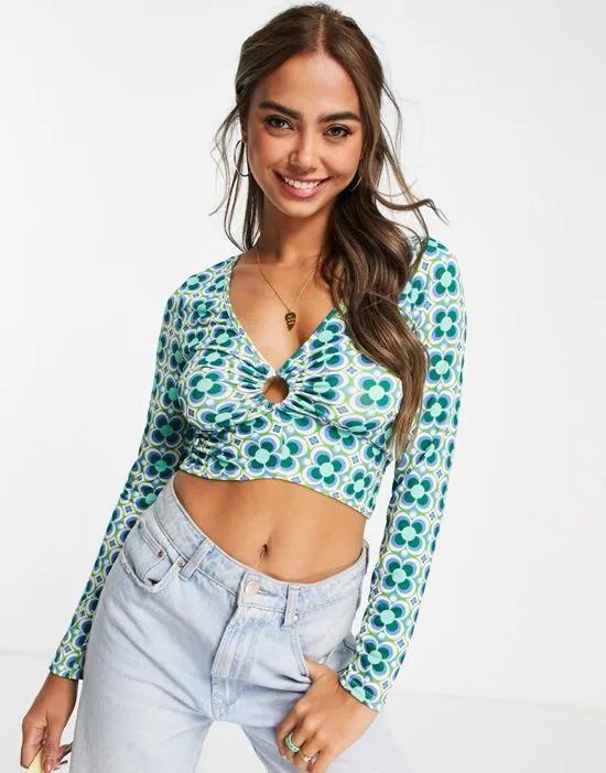 ring detail ruched long sleeve crop top in blue retro print