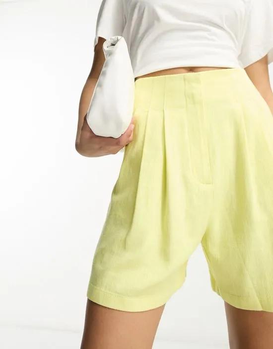 seamed waist short with linen in pale lemon