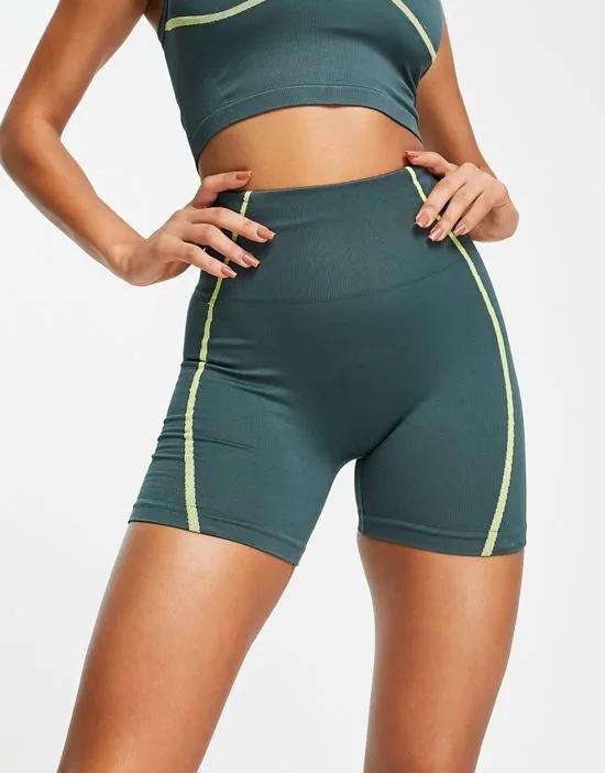 seamless booty short with contrast contour seam