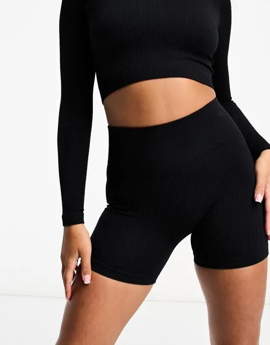 seamless gym booty shorts in black