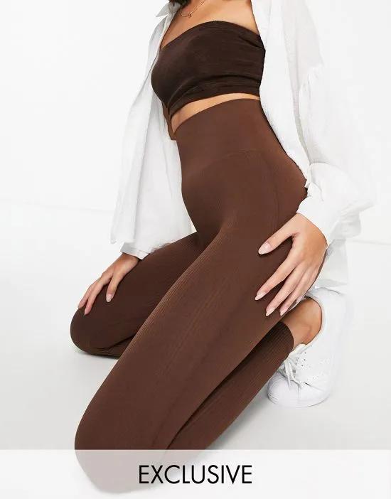 seamless ribbed leggings in chocolate brown