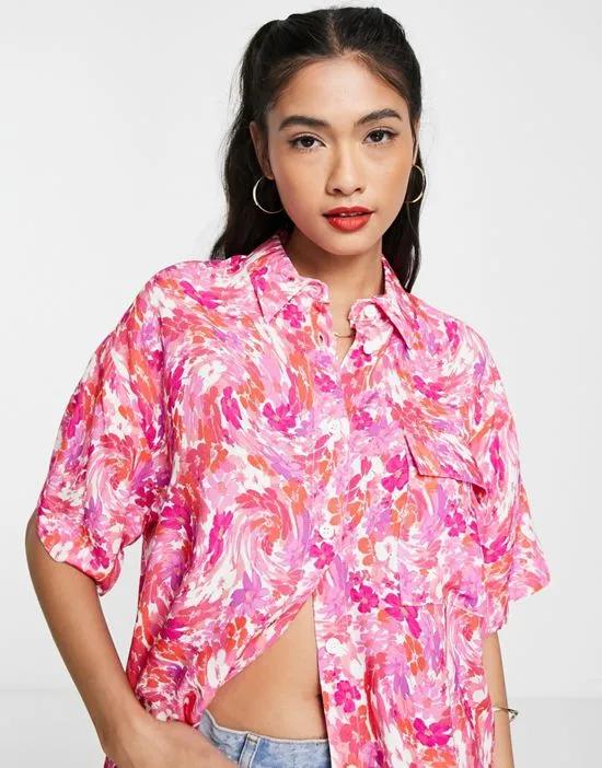 short sleeve shirt with double pockets in pink floral print