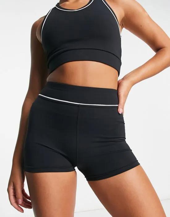 shorts in black with piping
