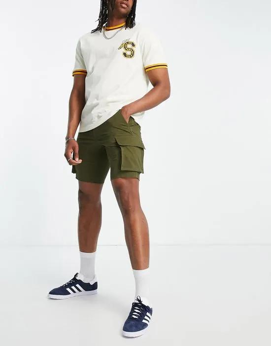 slim fit cargo shorts in green
