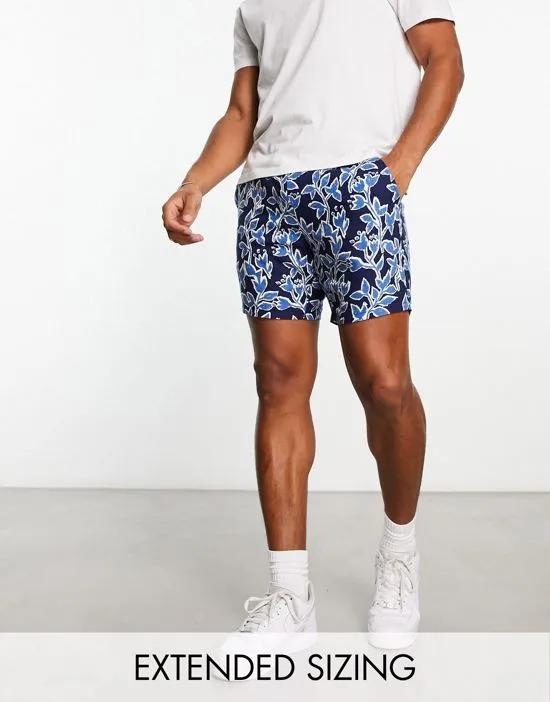 slim fit linen shorts in mid length in blue floral