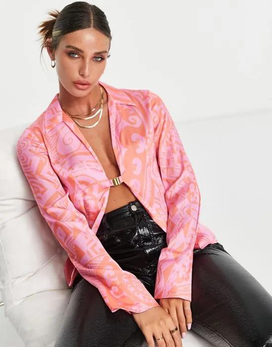 slim fit shirt with hardware fastening in pink paisley print
