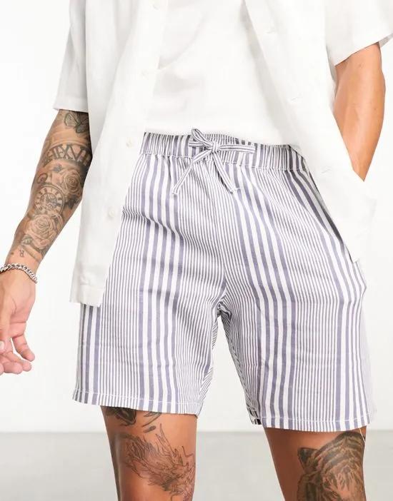slim linen shorts in mid length in stripe print