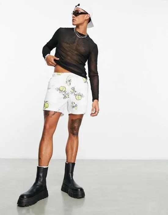 slim linen shorts in shorter length with lemon print