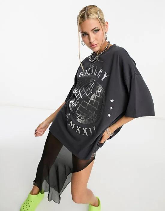 Smiley Collab oversized T-shirt in foil slogan license graphic in charcoal