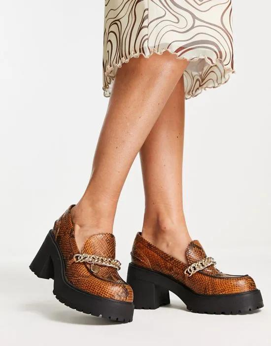Spicy chunky mid heeled loafers with chain in tan snake