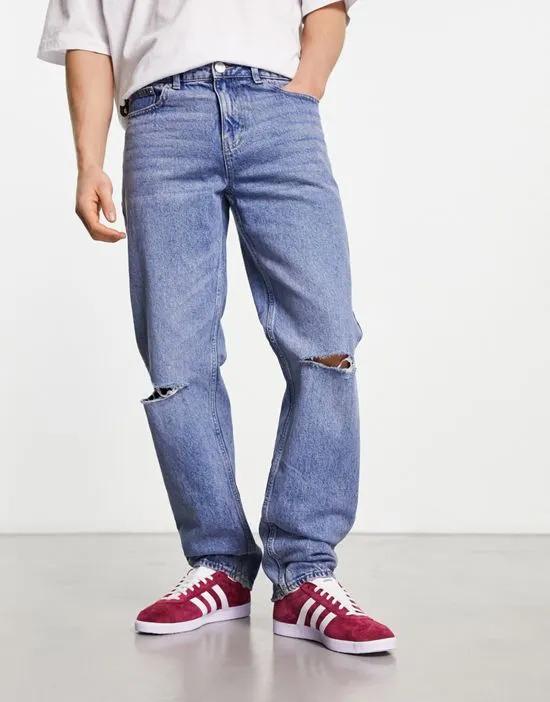 straight fit with knee rips jeans in 90s mid wash blue