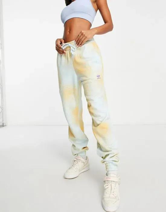 sweatpants in almost blue with splatter print