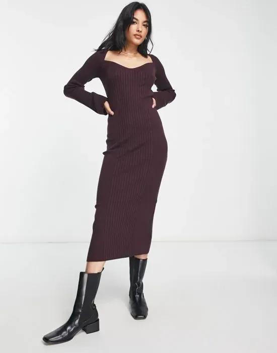 sweetheart neck body-conscious dress in burgundy