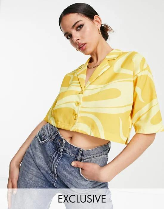 swirl print cropped shirt in yellow