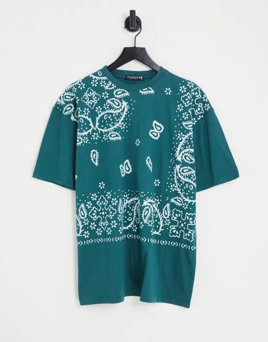 T-shirt in forest green paisley