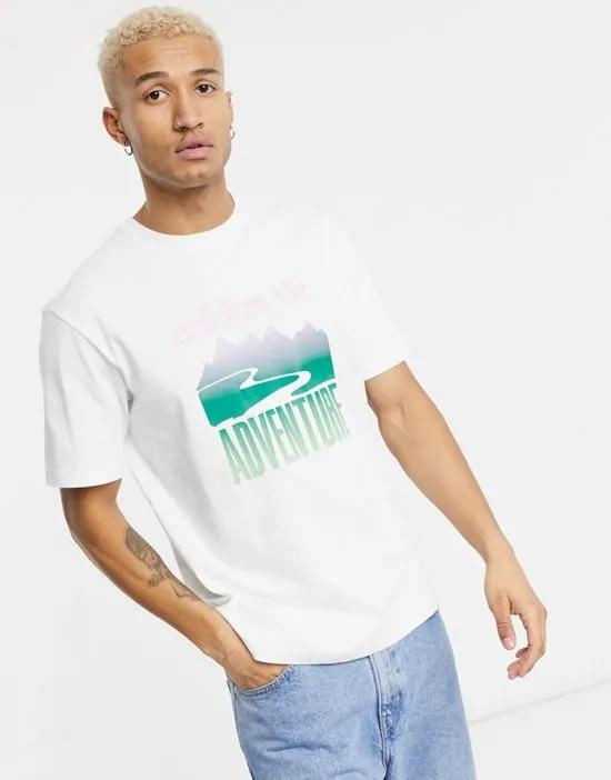 T-shirt in white with adventure graphic print