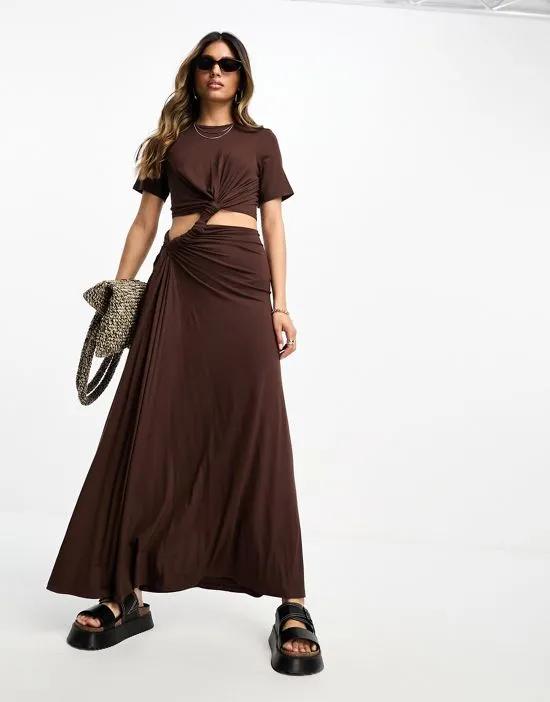 t shirt maxi dress with cut out back and ruched detail in chocolate
