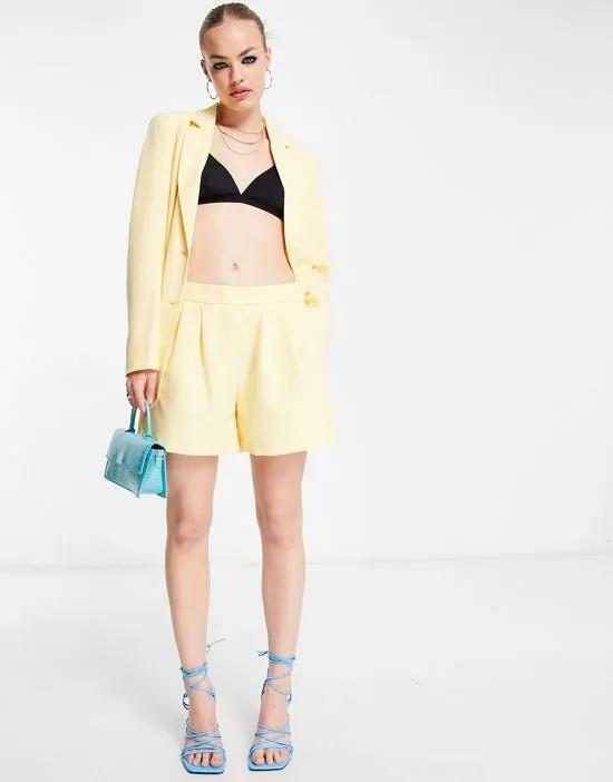 tailored suit shorts in lemon