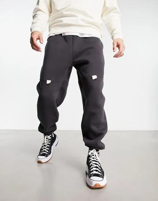 tappered sweatpants in washed black